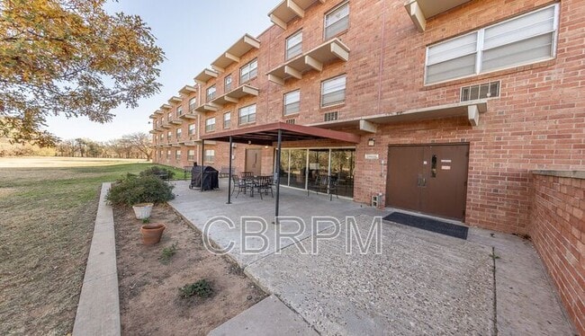 Building Photo - 2601 York Ave