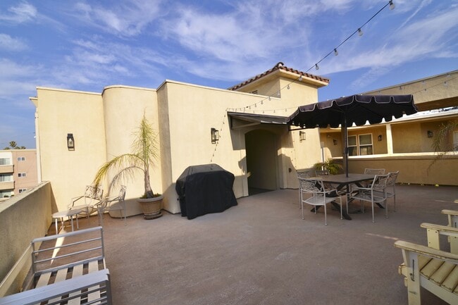 Building Photo - 5703 Laurel Canyon Blvd