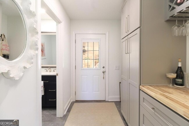 Building Photo - 1092 West Lake Dr