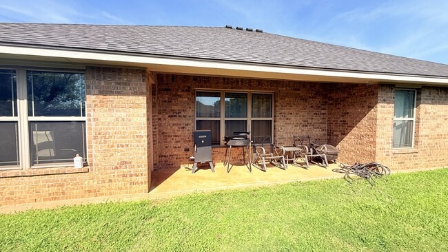 Building Photo - 28 NE Summerwood Dr