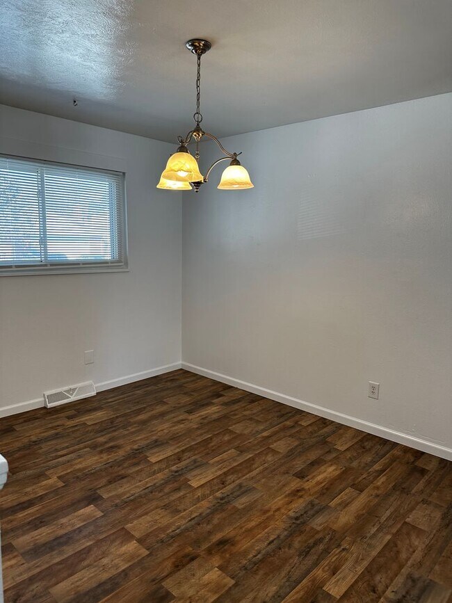 Building Photo - READY NOW!! Fantastic 4-bedroom,2 bath 1 car garage!