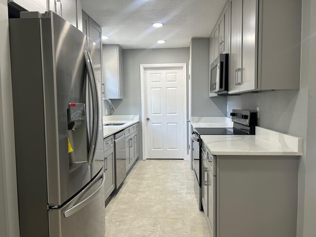 Building Photo - 7923 Oak Forest Dr