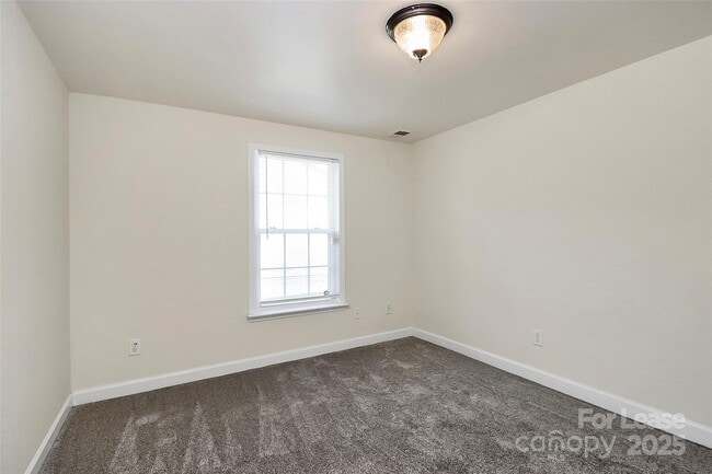 Building Photo - 1005 Rainbow Dr