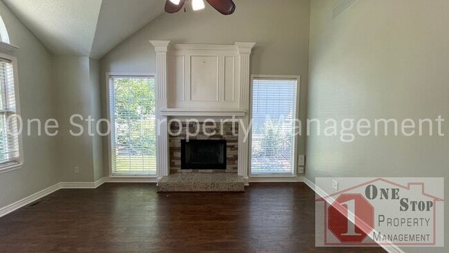 Building Photo - Stunning 3 Bedroom 2.5 Bathroom in Raymore!