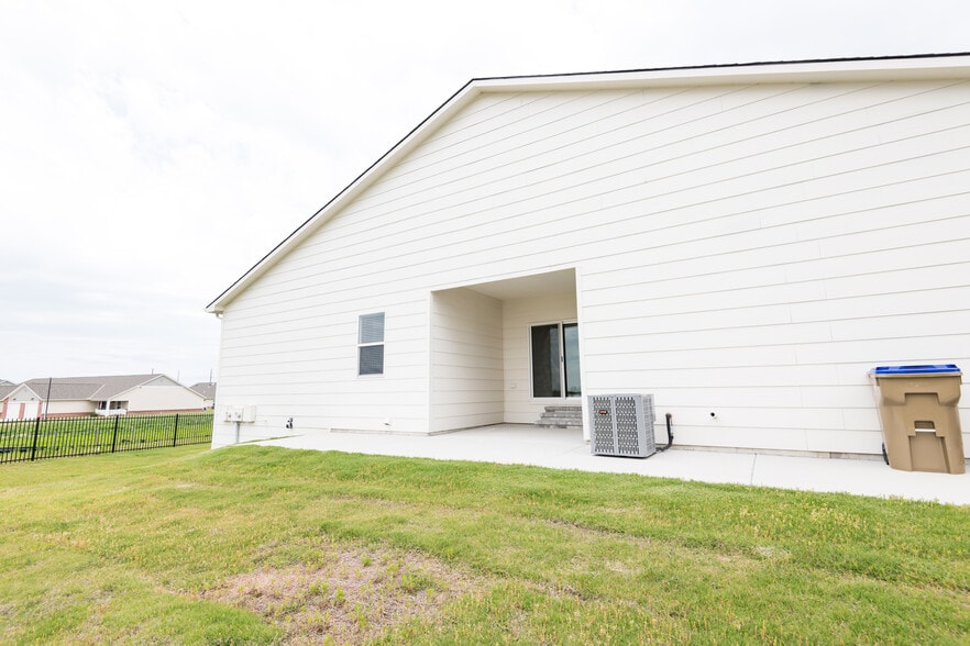 Exterior - Back Yard, Patio - 5347 Pinecrest Ct N