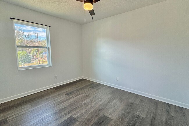 Building Photo - AVAILABLE NOW! (Pet Friendly)