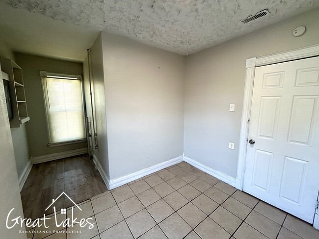 Building Photo - 1729 Vinewood St