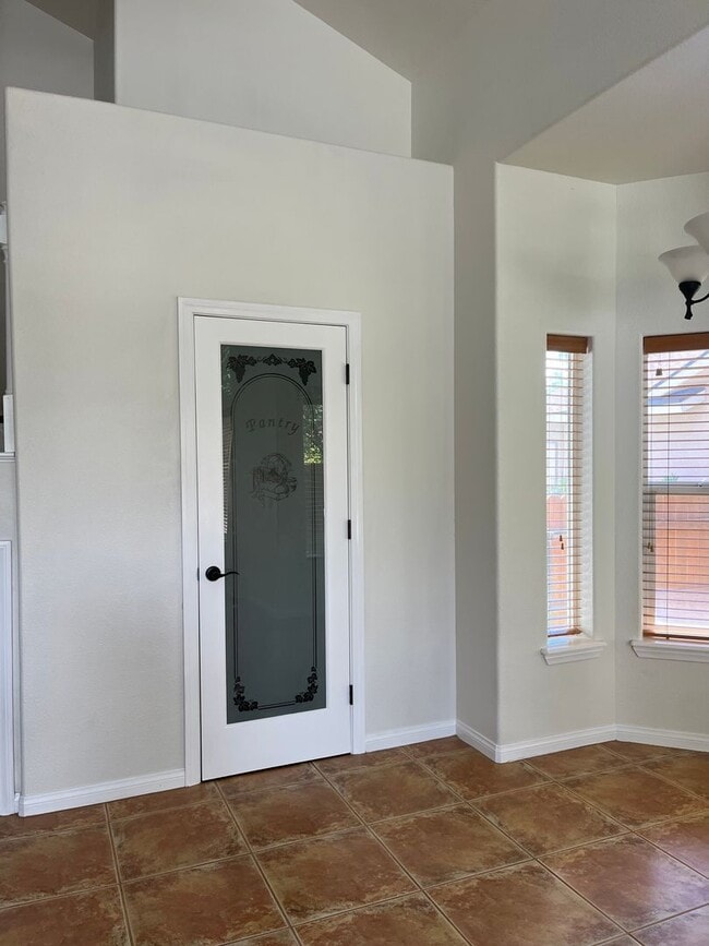Building Photo - Beautiful Home