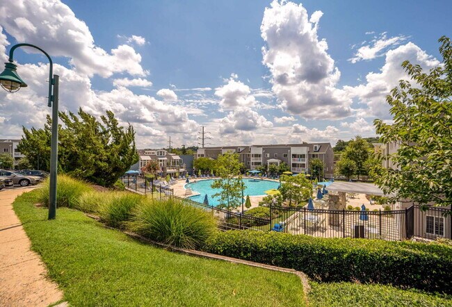 Building Photo - Charming Townhome with Unbeatable Amenities