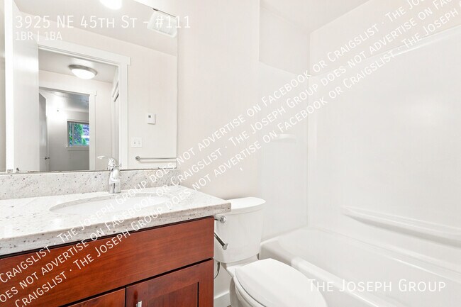 Building Photo - 3925 NE 45th St