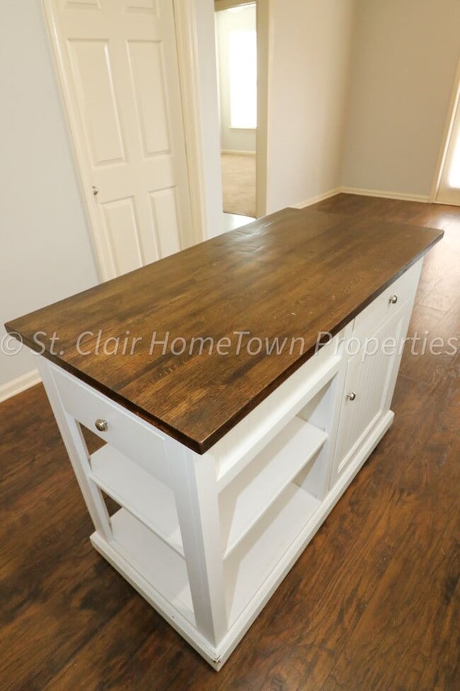 Building Photo - Desirable Community of Avalon