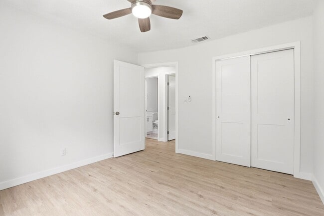 Building Photo - Modern Living Awaits in This Renovated Oviedo 3BR Duplex
