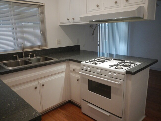 Building Photo - 130 Delano St