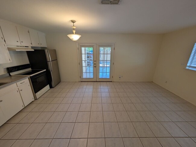 Building Photo - Walk to the Comal River, Schlitterbahn, & Downtown NB /1/1 Duplex with Courtyard! Includes Fridge...