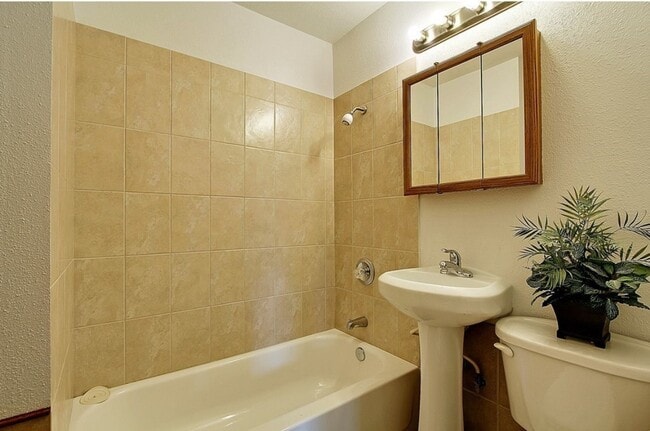 Building Photo - REST OF OCTOBER FREE >> Beautiful 4BR/2BA ...