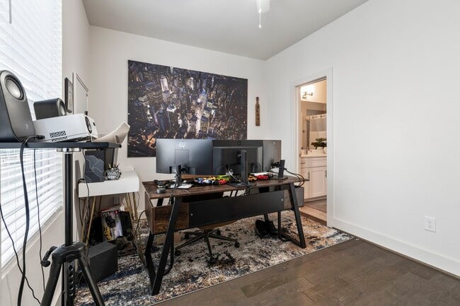 Building Photo - 2210 Lou Ellen Ln