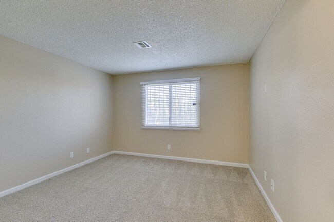 Building Photo - GORGEOUS 2 BEDROOMS CONDO*JUST COMPLETED UPGRADES*SOUTHWEST AREA*COMMUNITY AMENITIES*