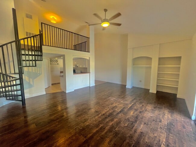 Building Photo - Spacious 2 Bed, 2 Bath + Loft in Prime Lak...