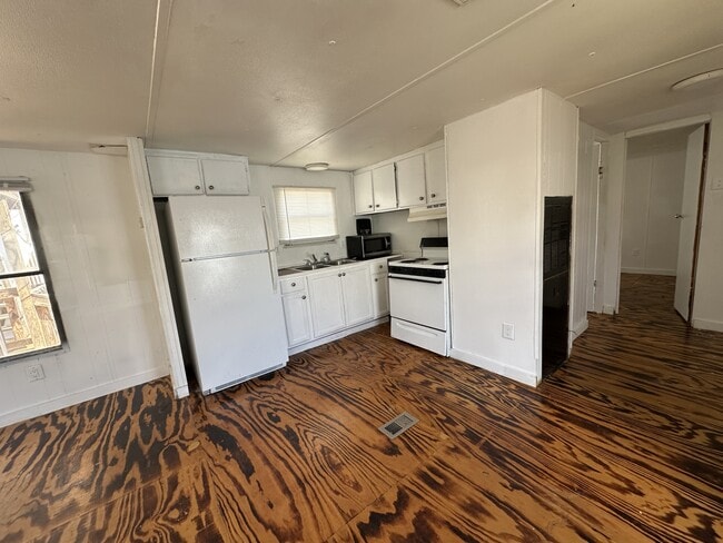 Building Photo - 7150 Seward Cir