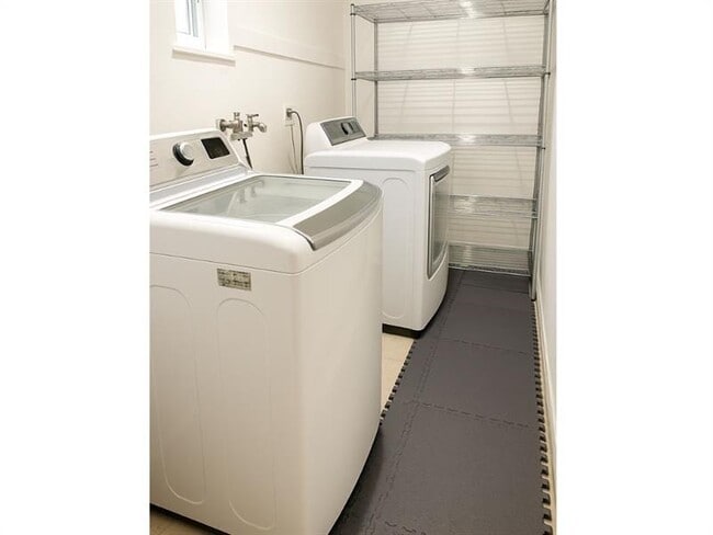 Building Photo - 751 Hollywood Blvd