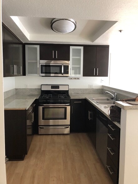 Building Photo - 939 Palm Ave