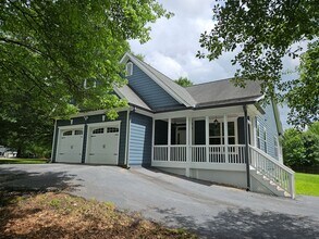 Building Photo - Spacious Hiram House on 1.37 Acres