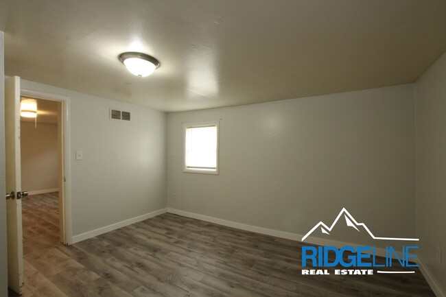 Building Photo - Great Smaller Home for Lease! (Water, Garb...