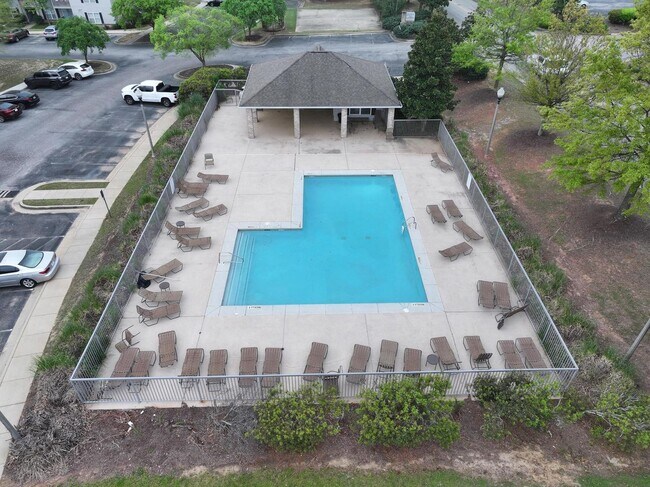 Building Photo - 2 Bedroom 2 Bath Condo on Donahue Dr