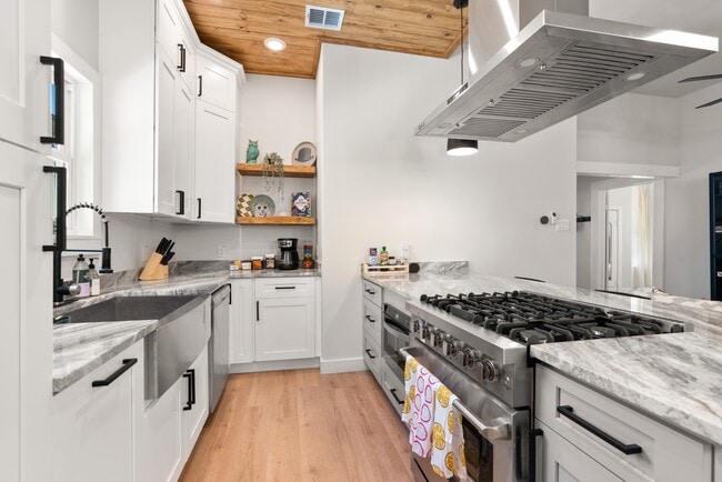 Building Photo - 308 Keller St