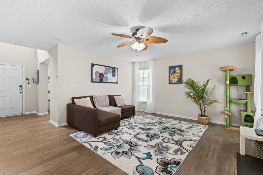 Building Photo - 512 Red Oak Ct