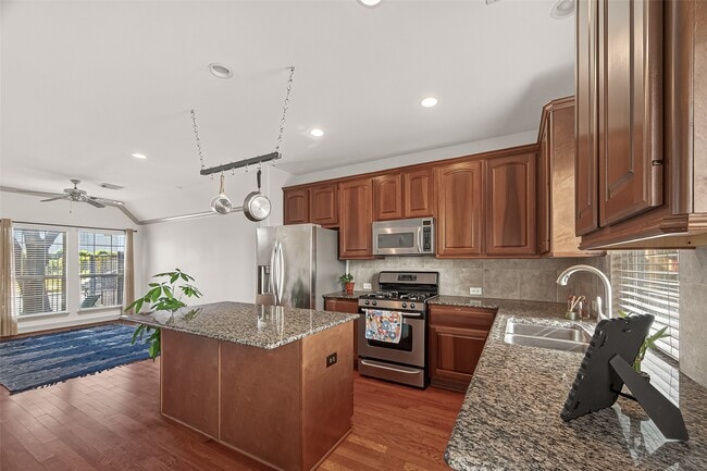 Building Photo - 313 Hogan St