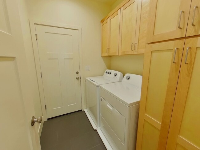 Building Photo - Newer Duplex Near Autzen Stadium - 3Bed/2B...