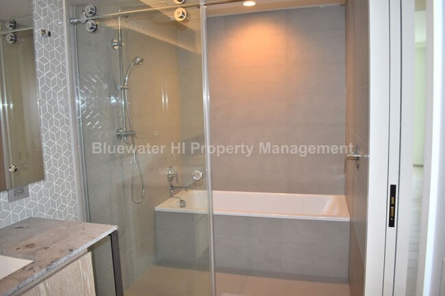 Building Photo - Koula 3/3/2, high flr. w/ Ocean & DH Views (Kakaako Area)