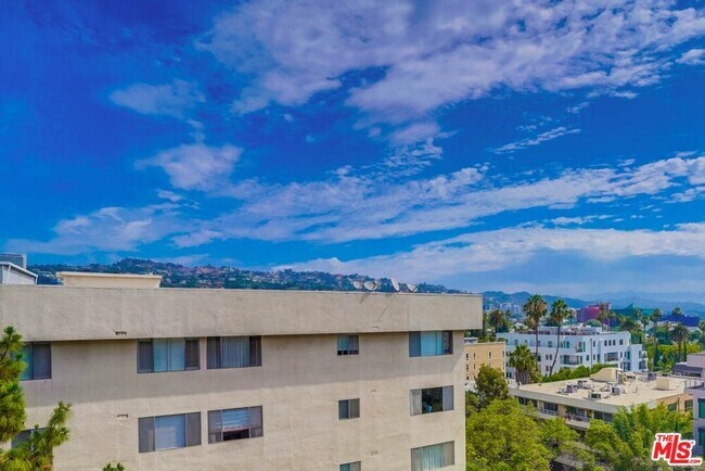 Building Photo - 435 N Oakhurst Dr