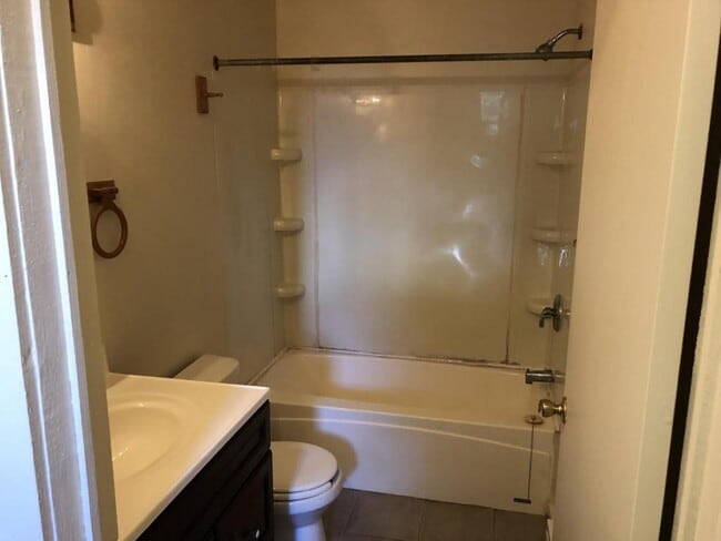 Building Photo - 609 Grove City Rd