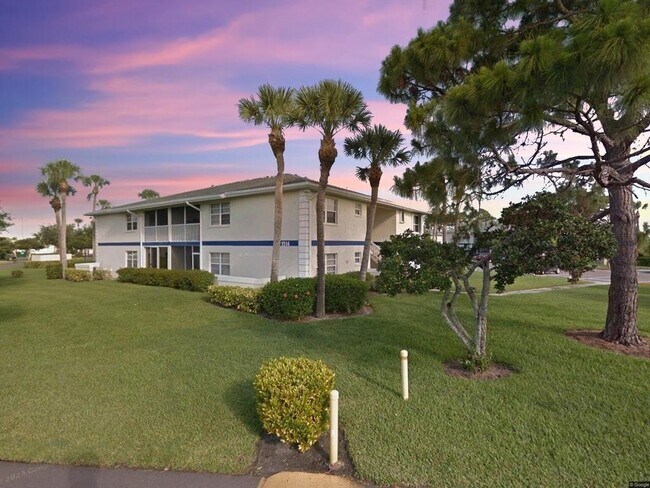 Building Photo - 1516 SE Royal Green Cir