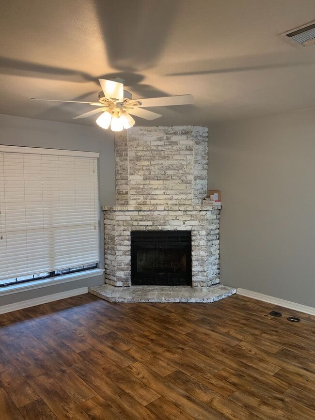 Building Photo - Beautiful Townhouse in Gated Community