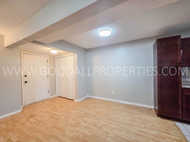 Building Photo - Summer Leasing Special: $995/month 2 Bed, 2 Bath Condo with Pool Access in Clive