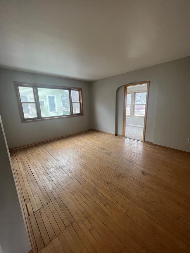 Building Photo - Large 5 bedroom / 2 bath home in central O...