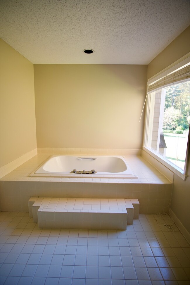 Building Photo - Dunwoody Living at Its Best – Spacious 4BR...
