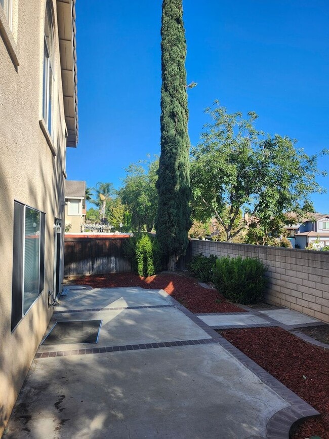 Building Photo - Spacious 4-Bedroom Home in a Prime Location