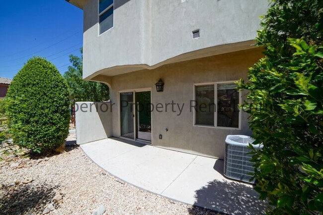 Building Photo - 3 bed, 2.5 bath town house