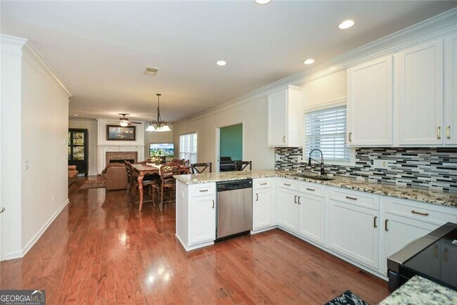 Building Photo - 305 Collegiate Dr