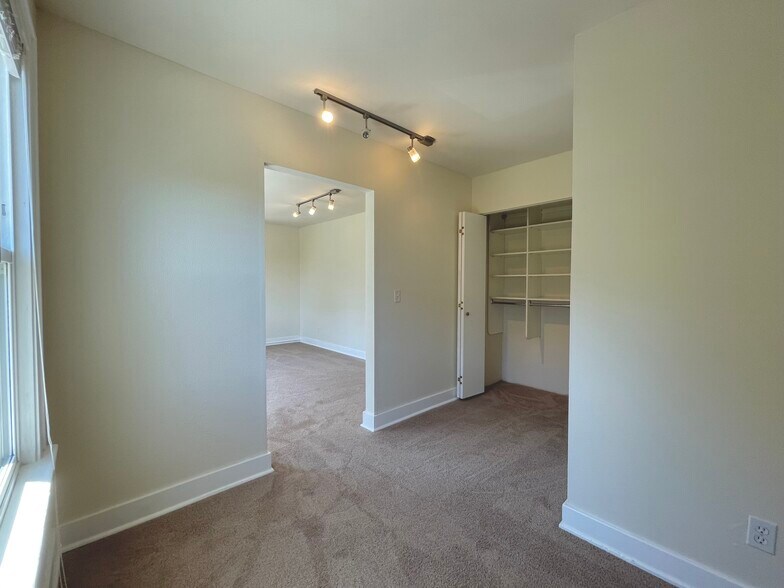 Building Photo - 914 E Fir St