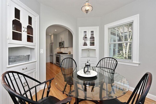 Building Photo - 212 7th St