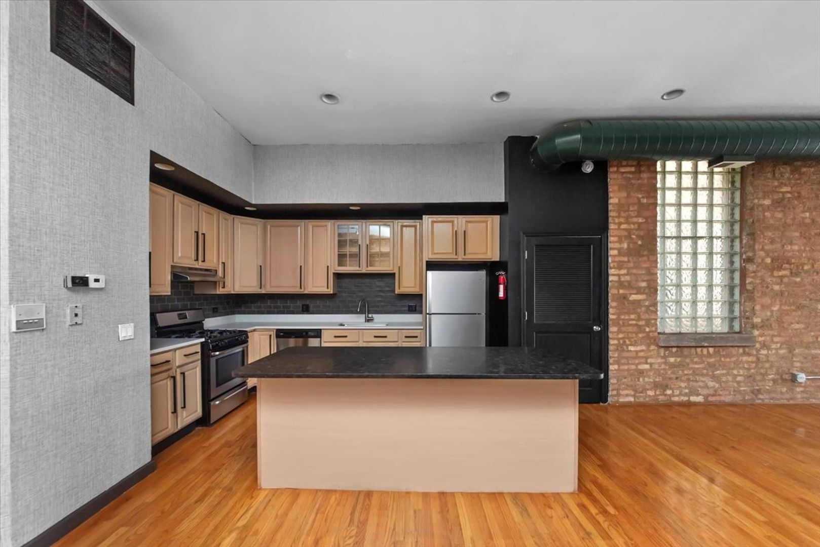 Building Photo - 1470 N Milwaukee Ave
