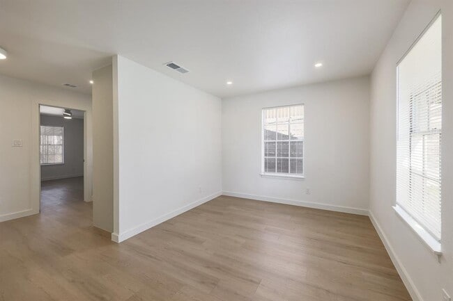 Building Photo - 902 Jessie St