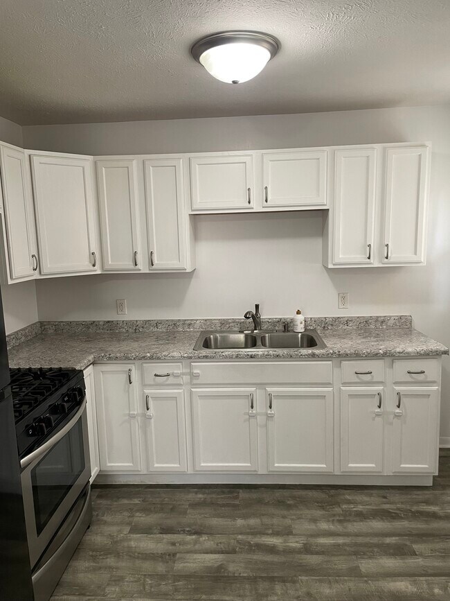 Kitchen - 526 E Wilson Ave