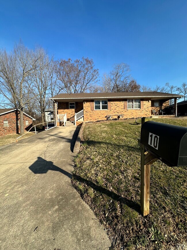 Building Photo - 10 Birch Dr