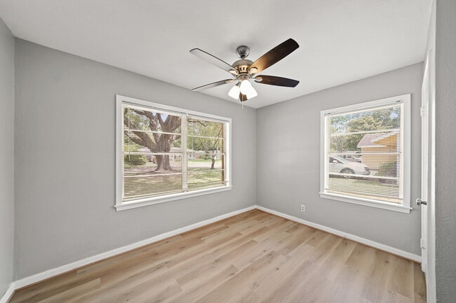 Building Photo - 721 20th Ave N